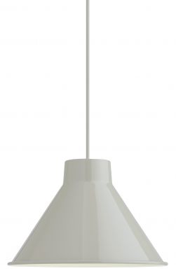 Nahaufnahme der Muuto Top Pendelleuchte in Dunkelgrün, Durchmesser 36 cm, moderne Hängelampe für Wohnraumbeleuchtung.